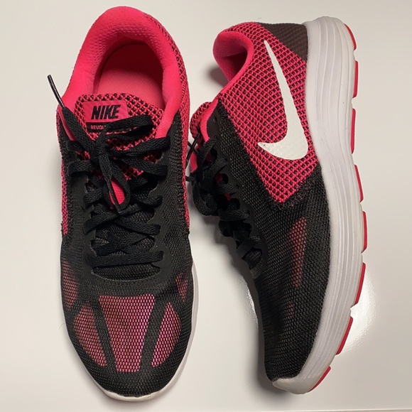Women`s Nike Revolution 3, size 8.5, Black and pink - Picture 2 of 2